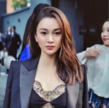 2018年，吴秀波包养了陈昱霖足足7年，之后玩腻了厌倦了，便提出分手，陈昱霖索要