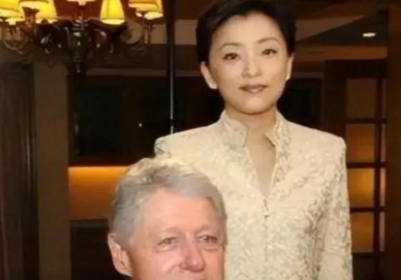 1994年，26岁的杨澜不顾父母的反对，坚决要和银行上班的丈夫张一兵离婚，转身嫁
