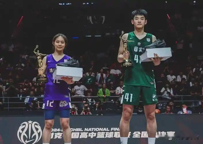 王洪泽表现抢眼！近期，广东男篮小将王洪泽参加在亚特兰大举办的NBA学院赛！不少