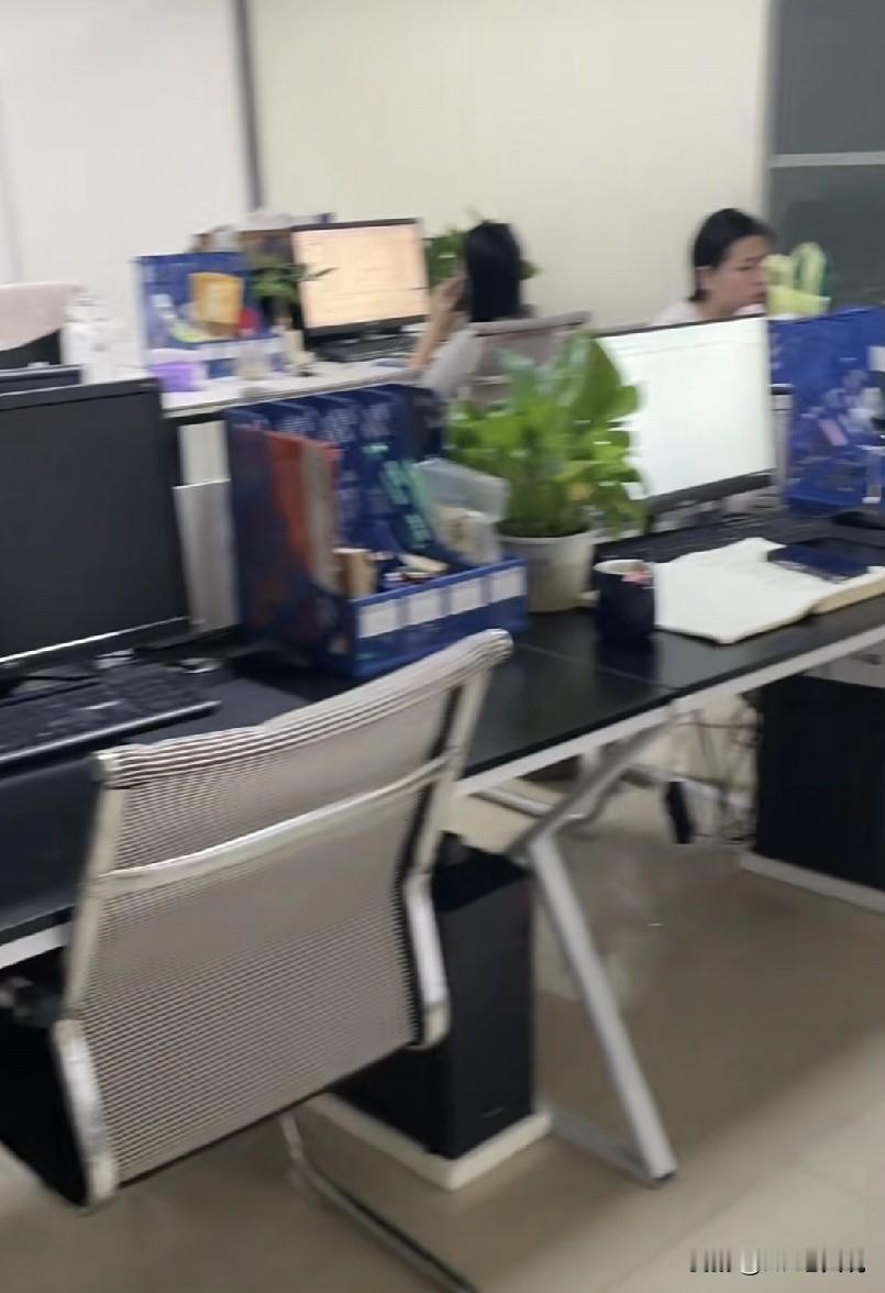 带新来的实习生熟悉公司的环境，顺带认识一下各个领导。转到老板办公室的时候，向老板