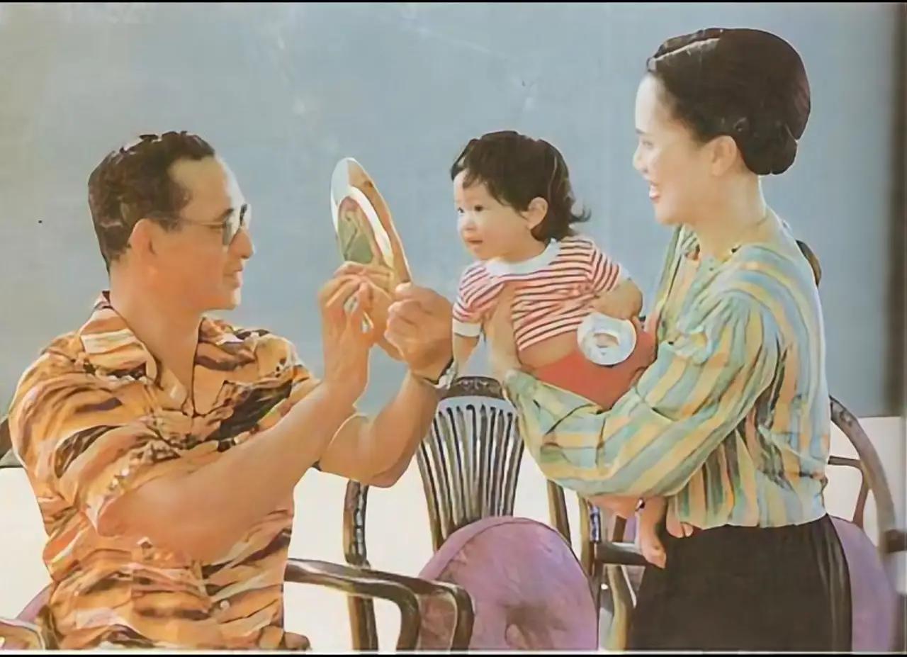 看得出来诗丽吉王后是个好母亲，一家人走路，她左手牵儿子，右手牵女儿，天下的妈妈都