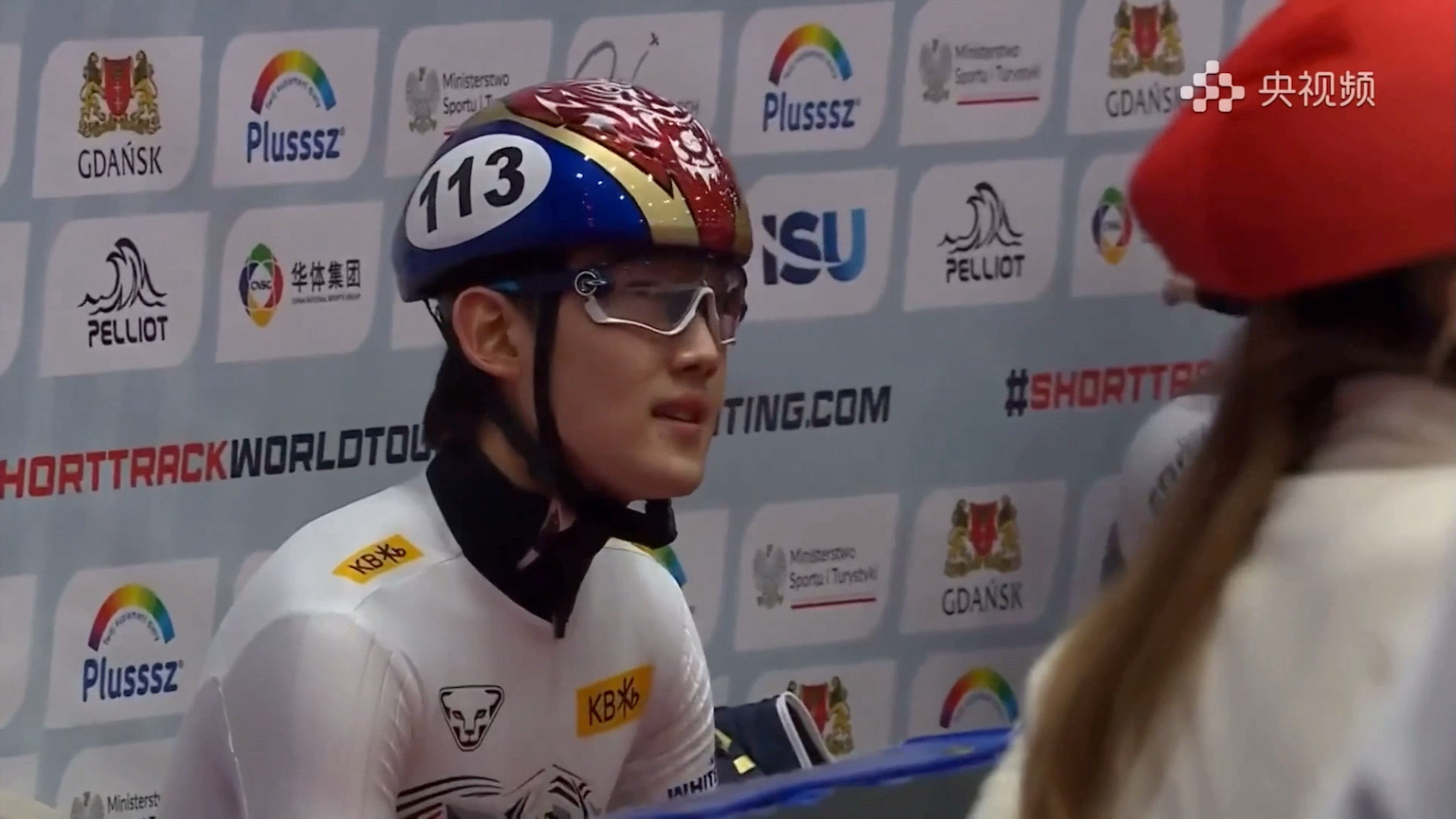 棒子真见呐！！！宁愿犯规也要挡着我们😆