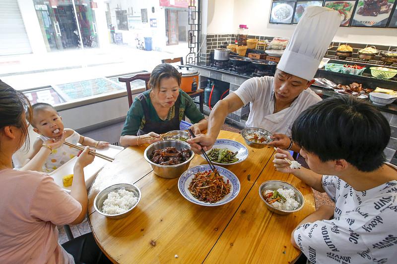 一位养生专家说：“想要多活几年，就请您退回本位。水果少吃，饮料不喝，酸奶不喝，