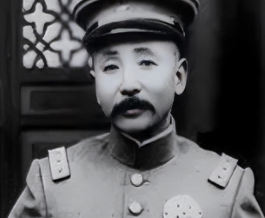 张作霖路过一个修鞋摊，见鞋匠干活慢，抬脚就踢了一下。鞋匠反手就给了他一巴掌，骂道