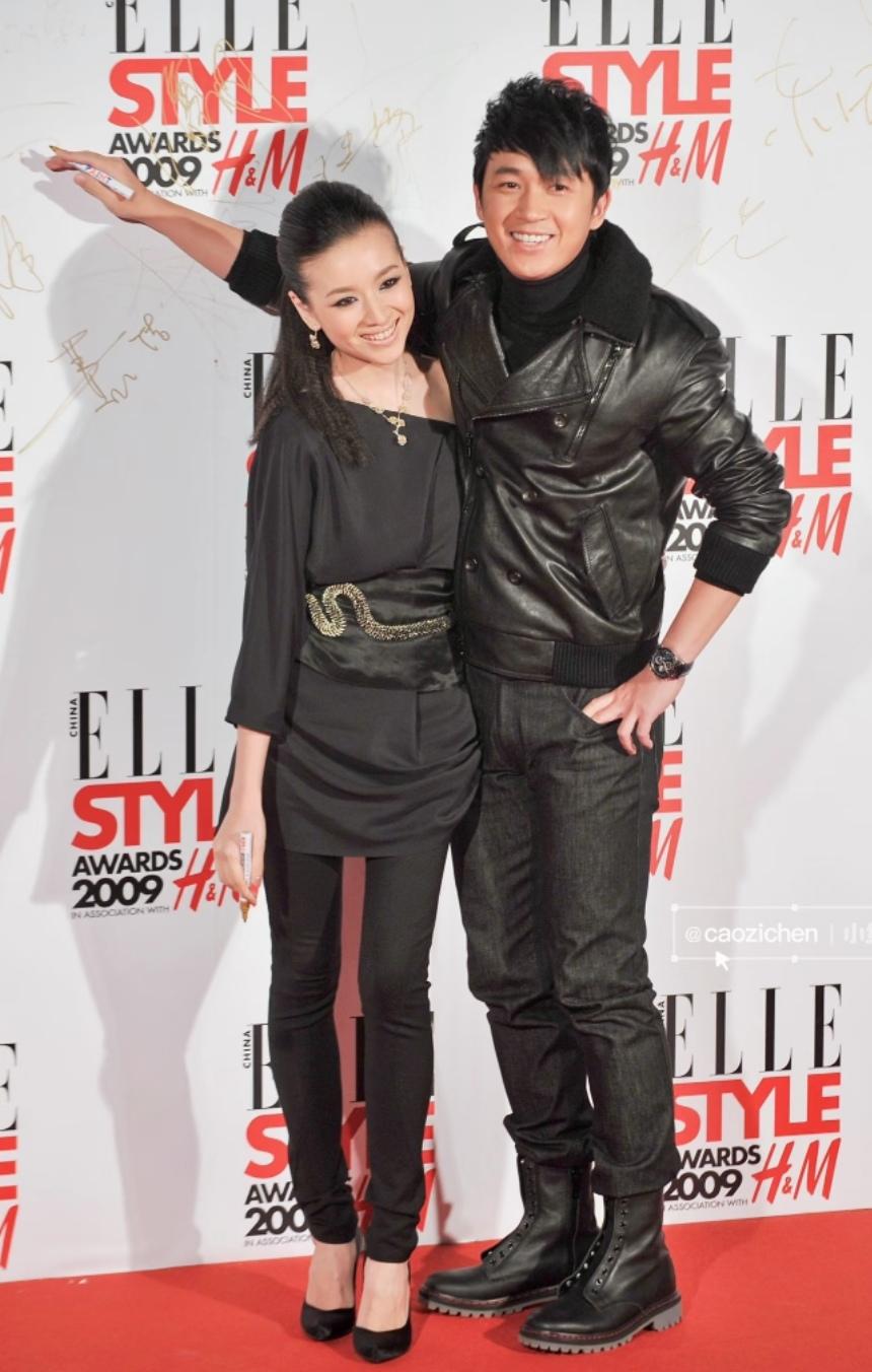 真没想到潘粤明是1974年的，比董洁整整大了6岁。可回看当年两人一起出席发布会的