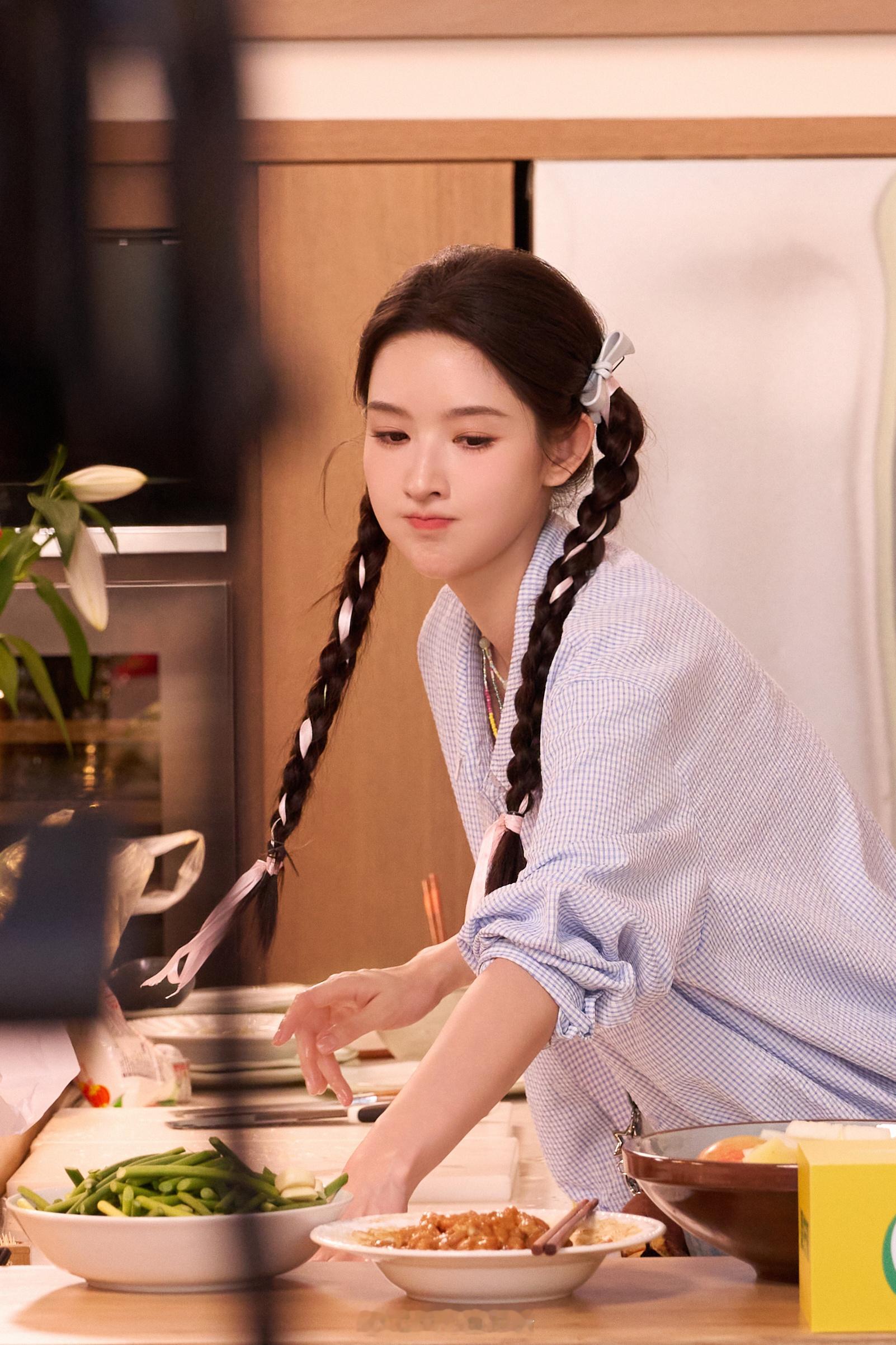 王玉雯又靠做饭赢到一顿夸王玉雯此女必有饭灵根我姐又靠做饭出圈了！上次洋蓟拿第一，