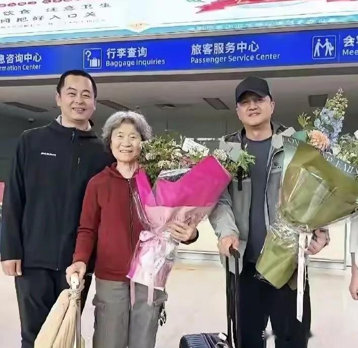 少小离家老大回，李亚鹏回她84岁妈妈安徽六安老家了，80年前他妈妈离开老家，这次