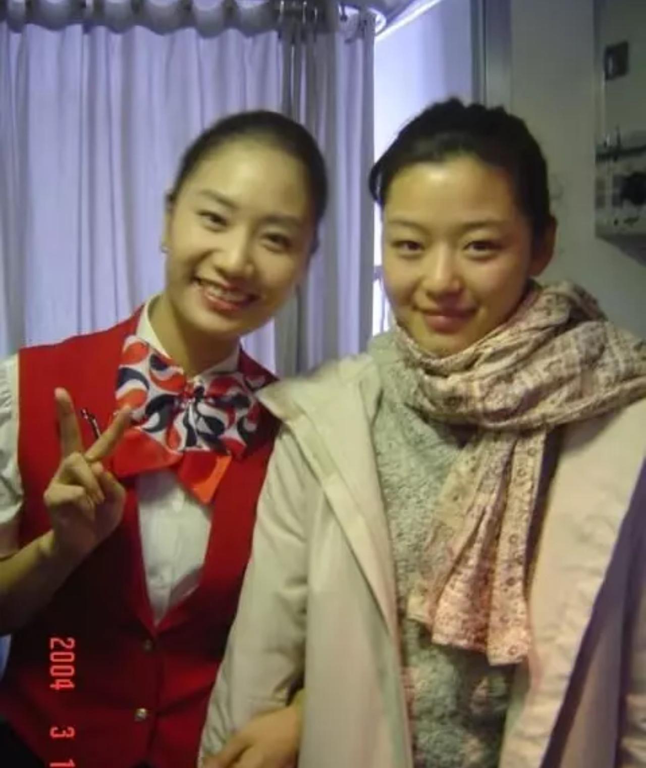 2004年，23岁的全智贤和空姐留下合影，当时的全智贤还是大肿眼泡，穿搭和发型也