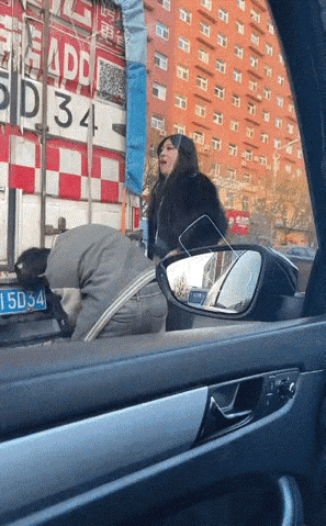 这小姐姐应该很有力量，一个挑俩应该不是问题。