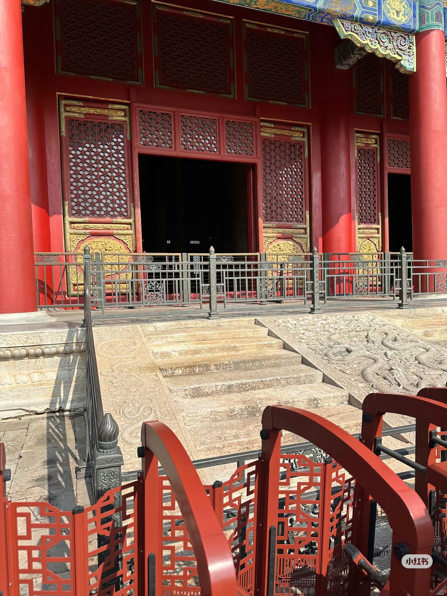 故宫你的栏杆怎么不从午门开始拦，省🉐我们买票进去了[笑着哭]​​​