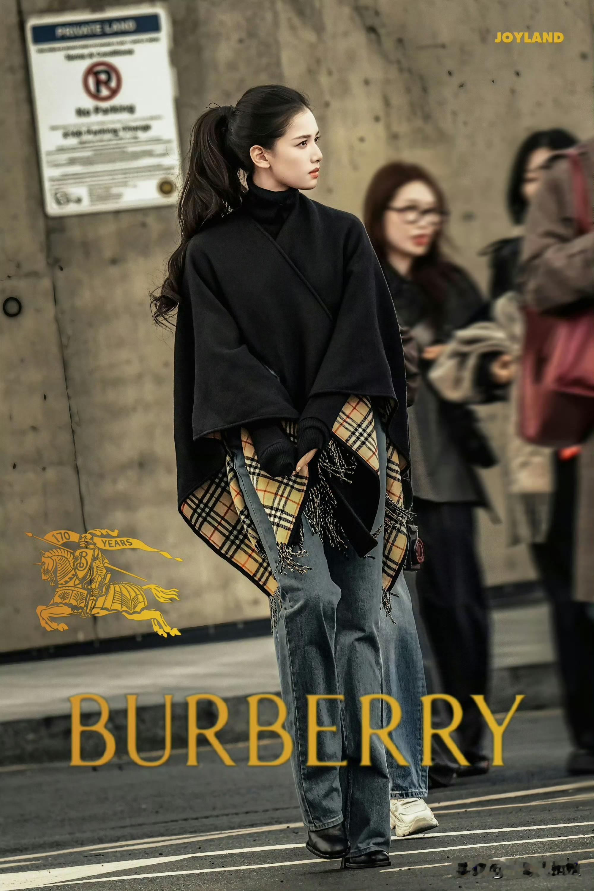 高个女生一定要有的披肩装备！张婧仪身穿一款Burberry的黑色披肩，气质酷飒又摩登！披肩的设计有种