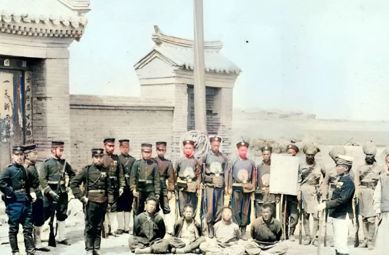 1900年，四名义和团小头领被反绑着双手盘腿坐在地上。他们即将被处以死刑，但看起