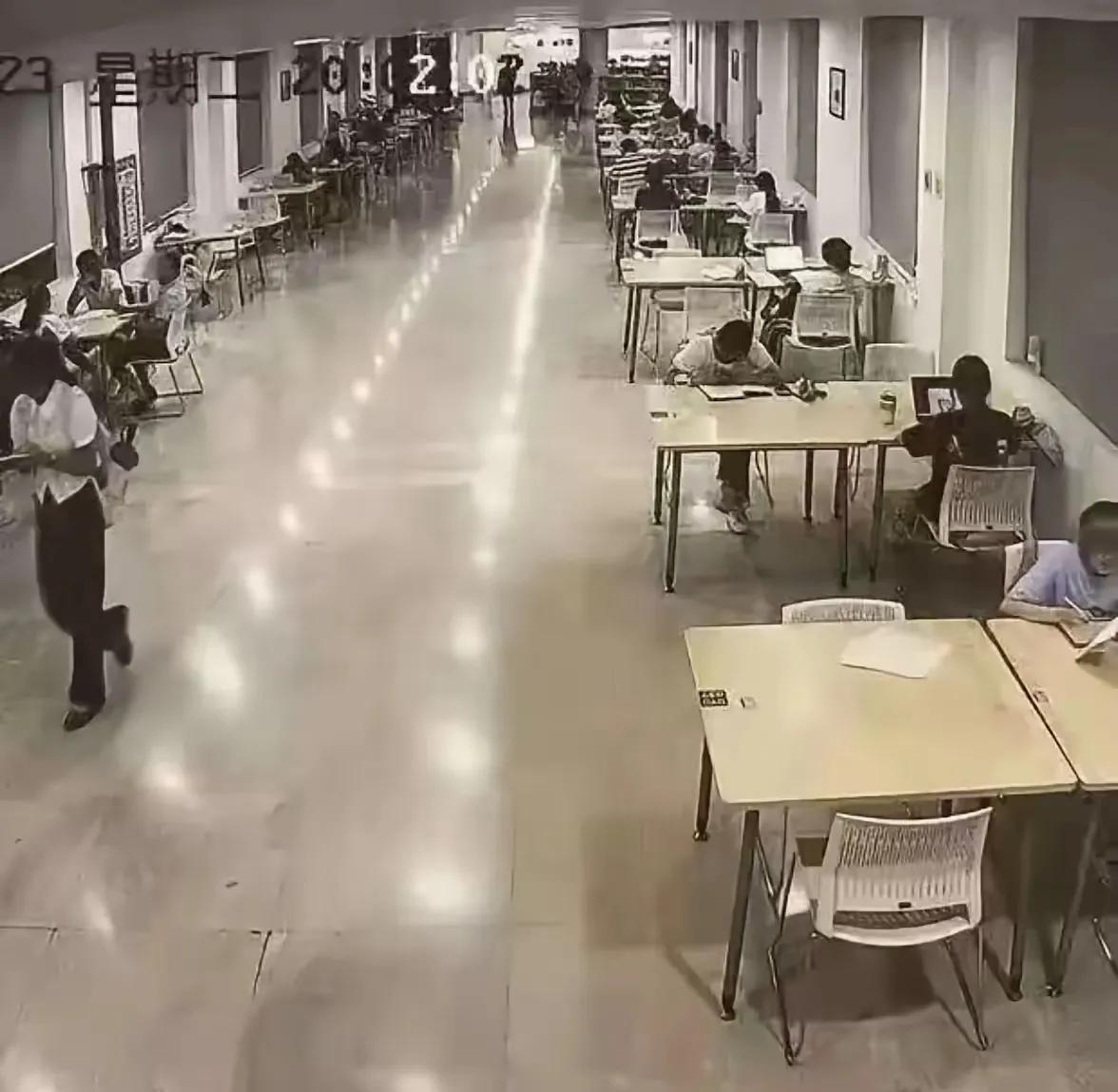 武大杨某媛是怎么看到肖某有自慰行为的？我反复看了这视频，两人面对面坐的桌子，没