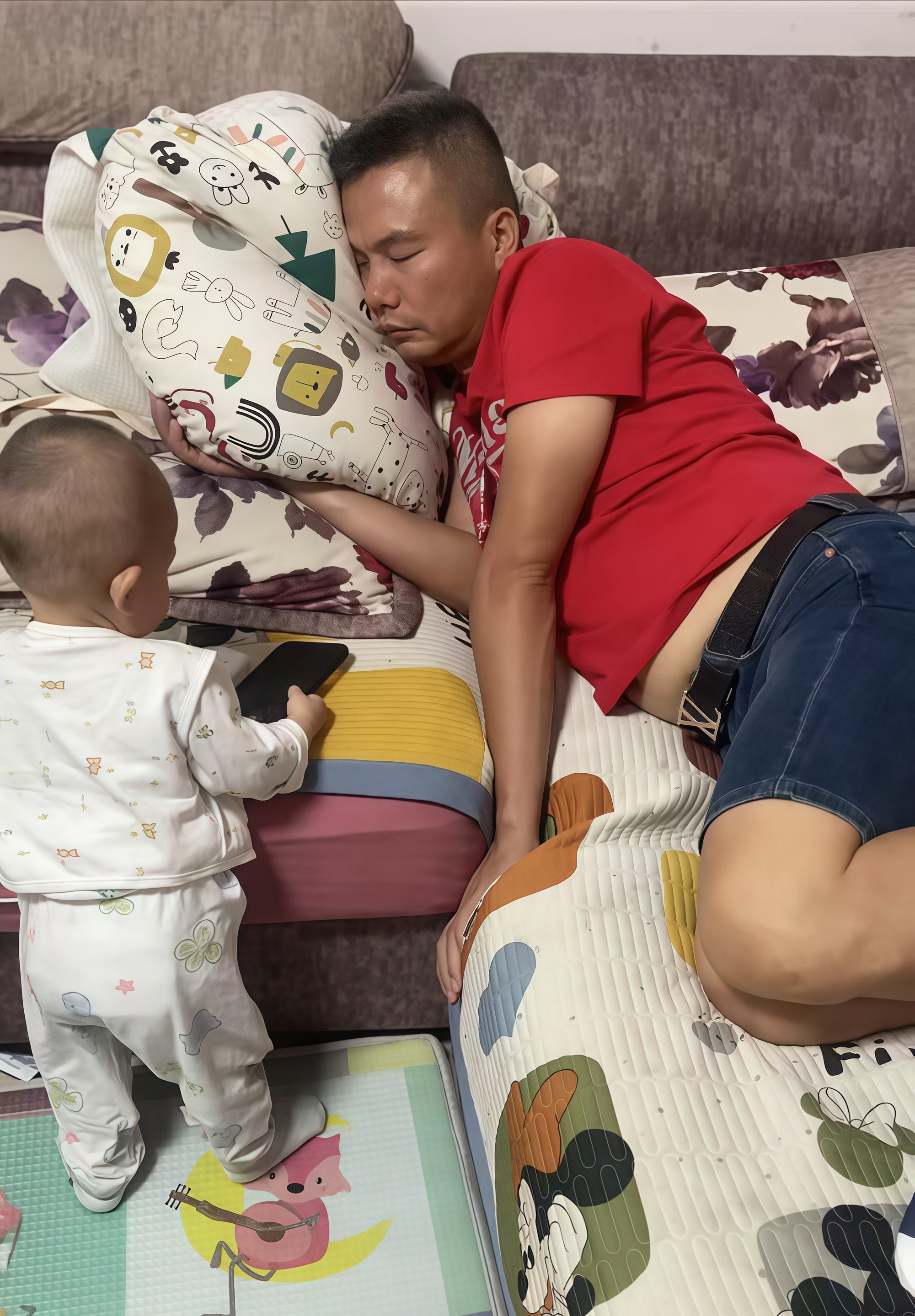 我家那口子真是越看越不顺眼，为了孩子我辞了工作当全职妈妈，他倒好，一个月休两天，