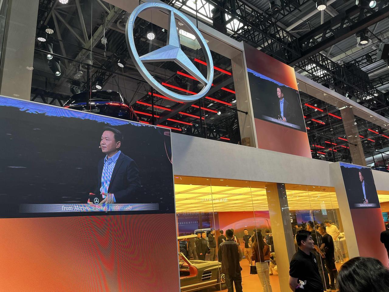 梅赛德斯奔驰到底是老牌车企，一出手满满的历史感！北京车展上，用每一代的车型，