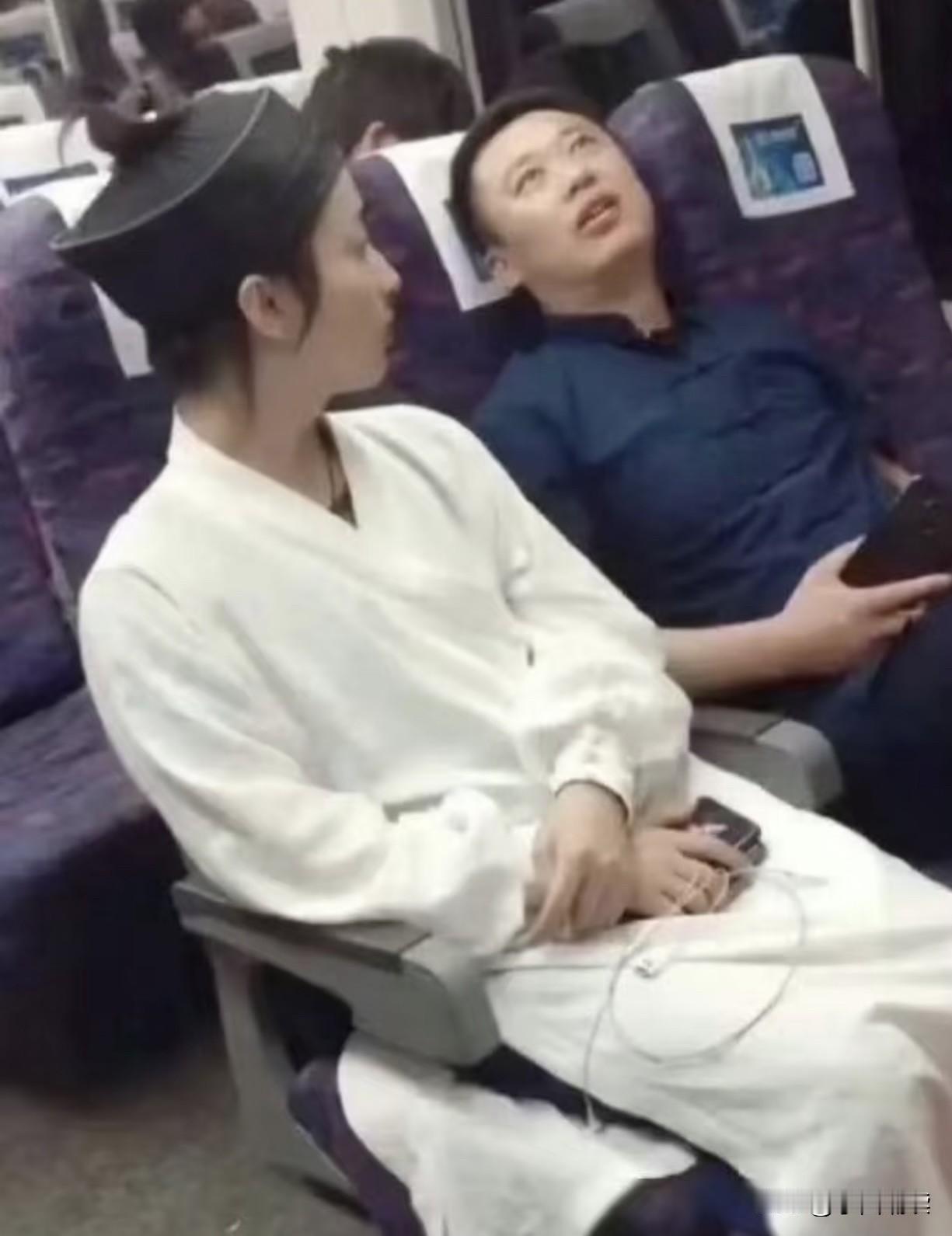 人生如戏，戏如人生。看看车厢里的这位男人，先是仰天长叹一脸失望之情仿佛生不如死，