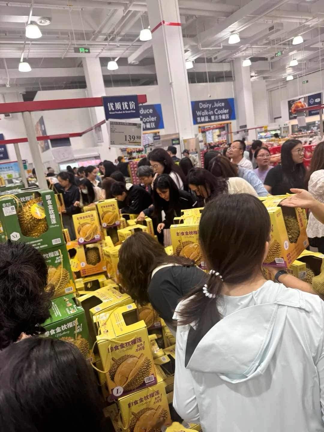 逛了山姆后，才知道什么叫消费早就发现，这边稍好一点的饭店，节假日不提前预定，根本