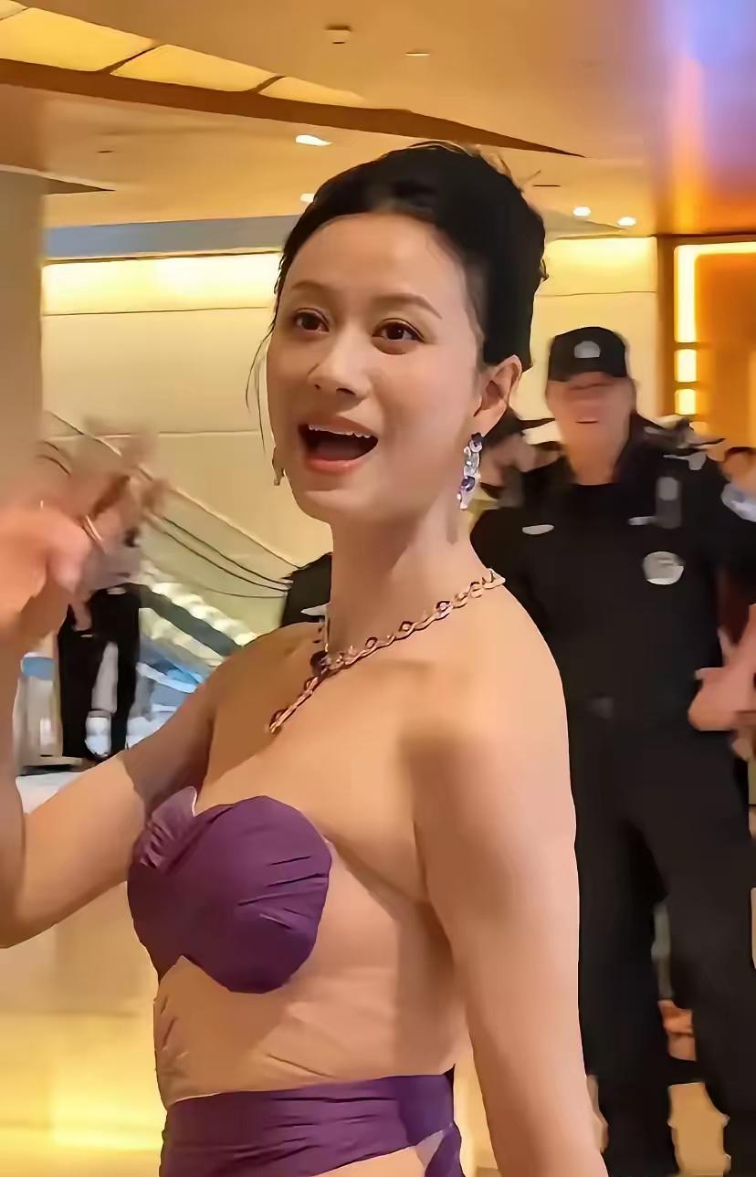 倪虹洁在上海电影节的服装造型很拉垮。45岁的她已经身体发福，浑身的赘肉不再是青春