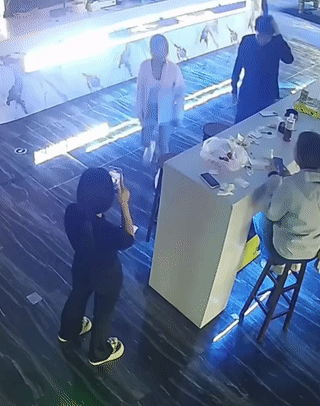 这个女孩真是太可爱了吧！原本还以为她是一个高手？结果却当众出了洋相？哈哈。