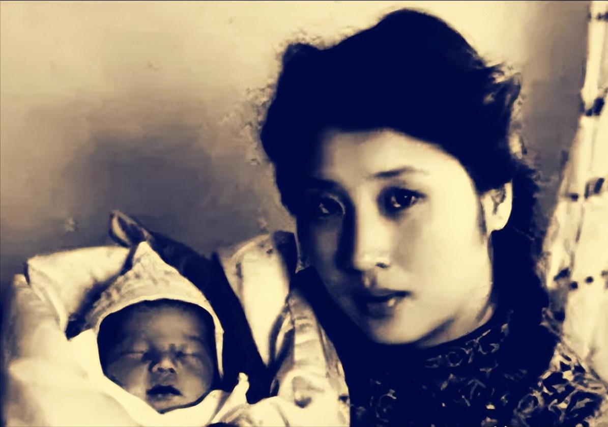 1935年，张灵甫回家后对妻子说：“我想吃饺子。妻子听后赶忙去割韭菜，岂