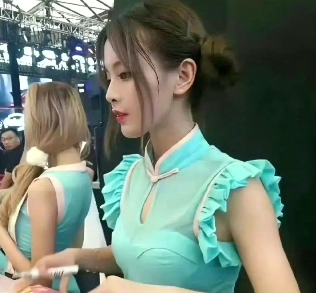 杨超越未出名之前也是各种打杂。