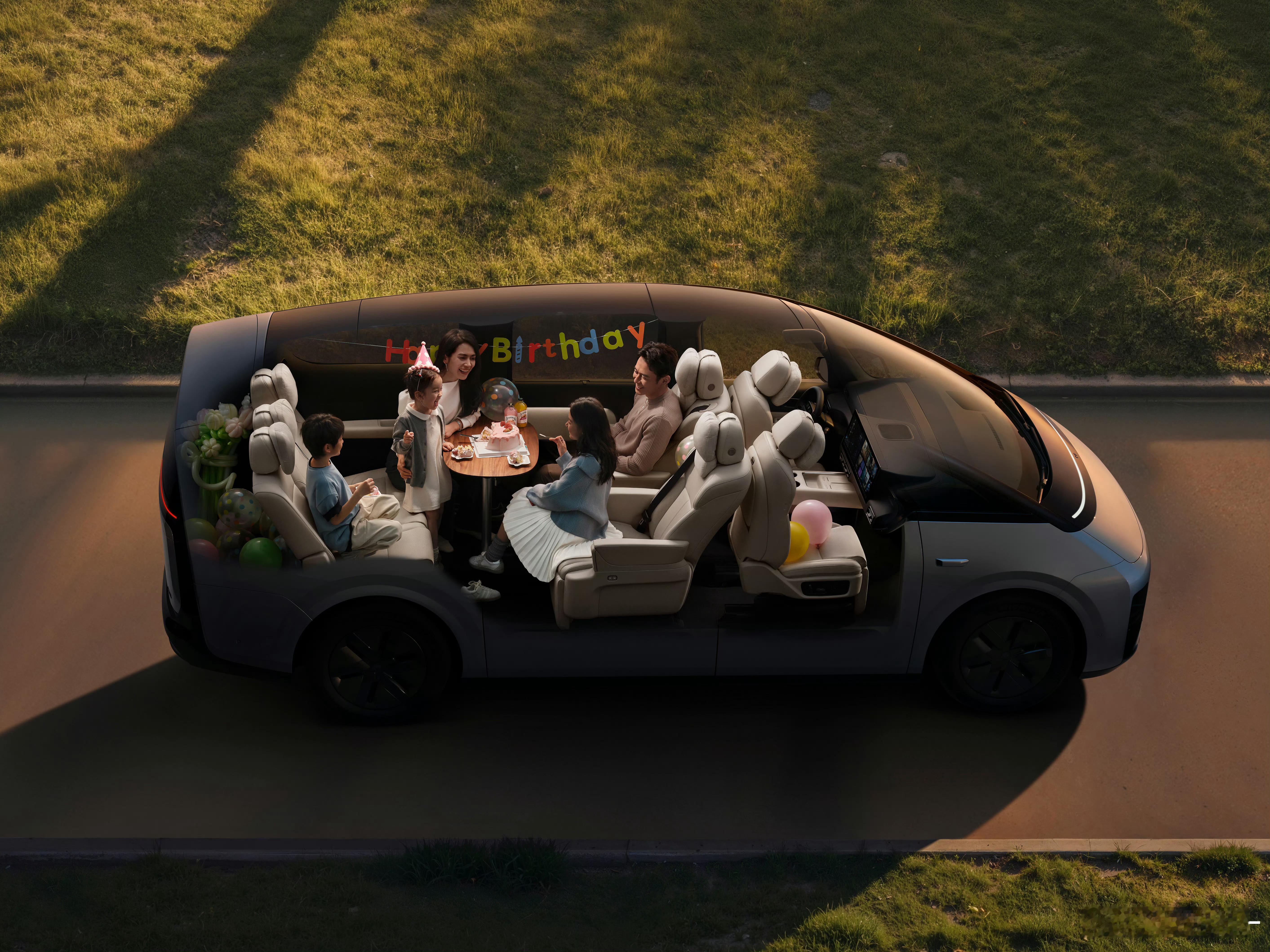 房车才是家用车的终极形态！普通房车上随便一个桌椅布置，下放到普通家用车上那都是M