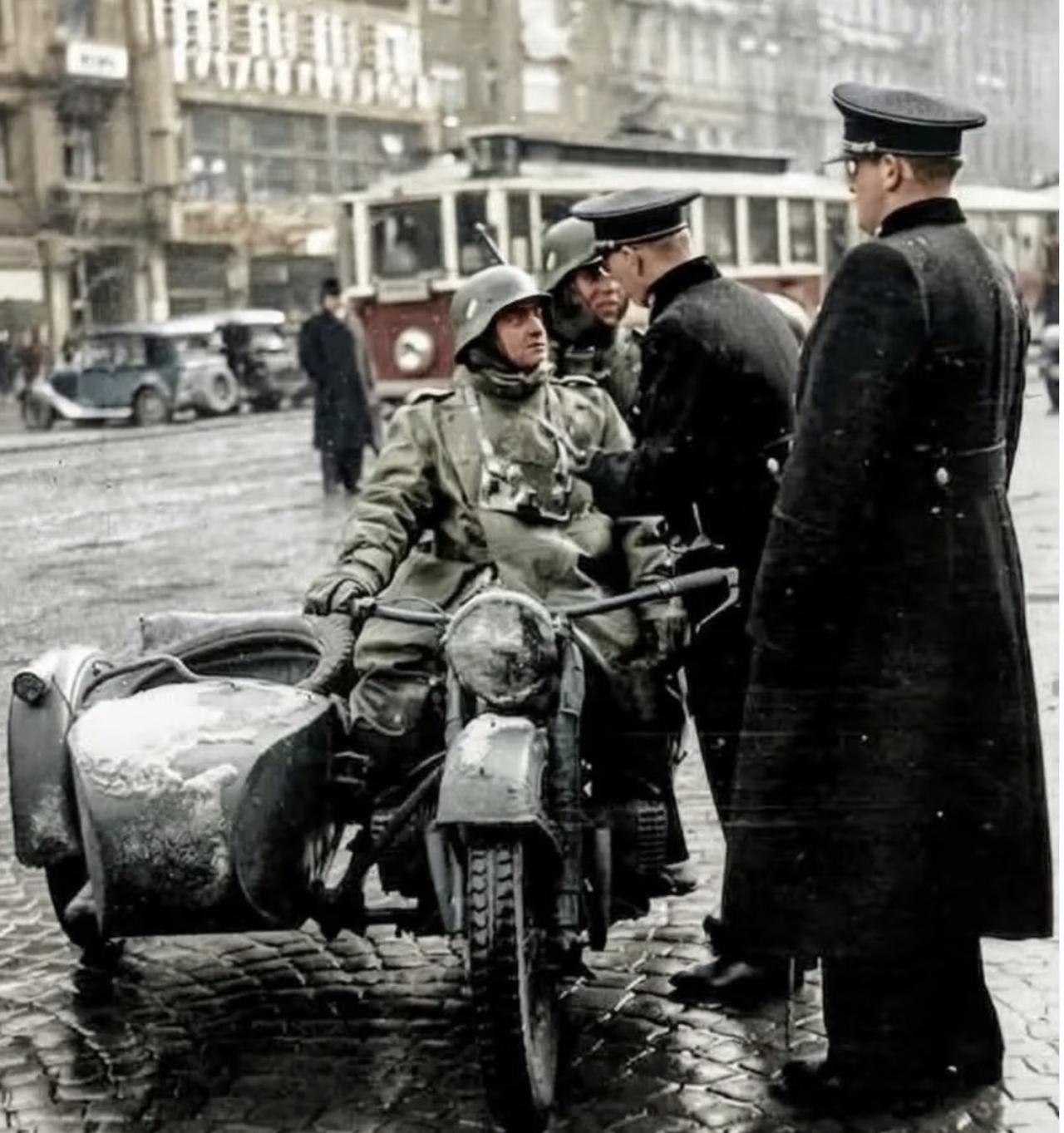 很多人以为1941年德军打到莫斯科才缺冬装，其实刚占领东欧时，他们的冬季配置早配