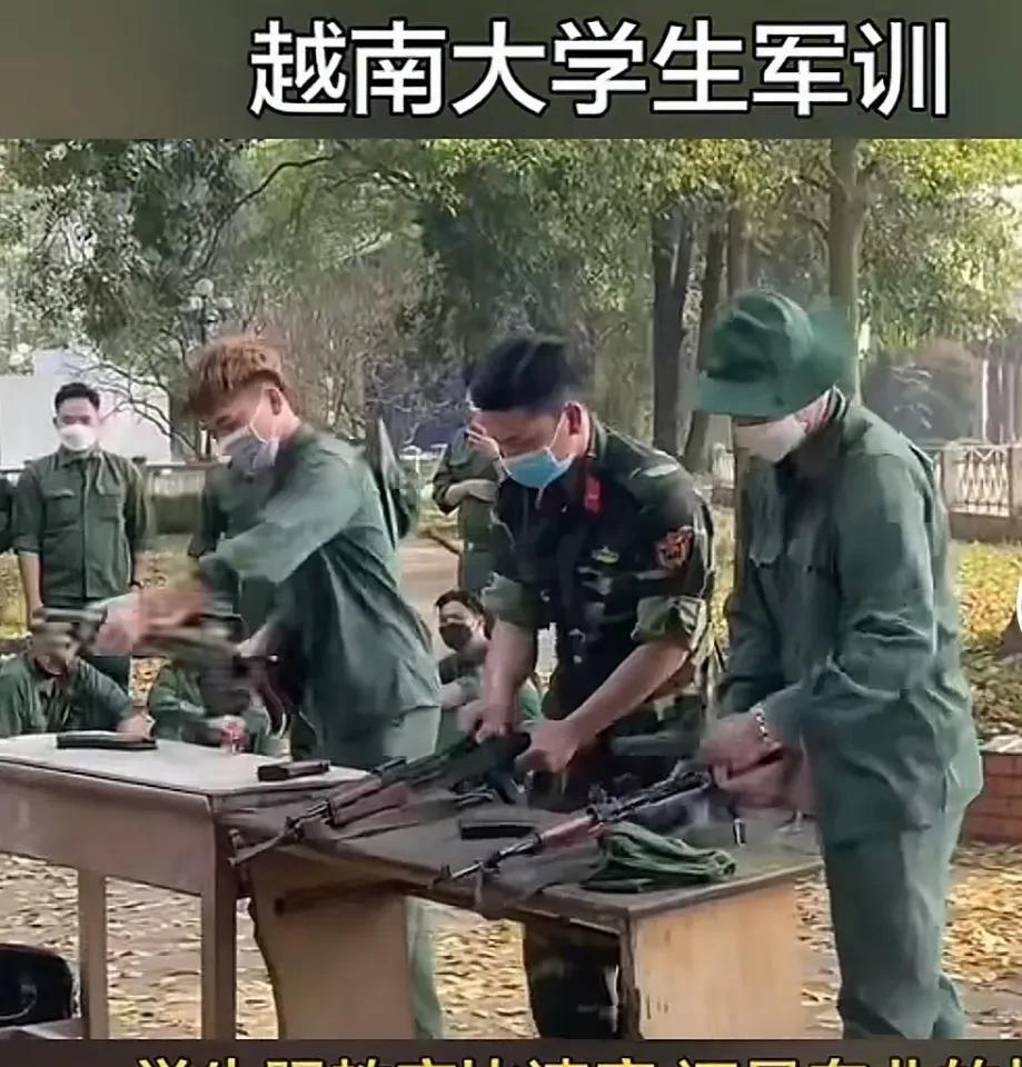 越南学生军训，不光会射击，连拆枪组装都特别熟练！越南学生军训这事儿挺让人意外的