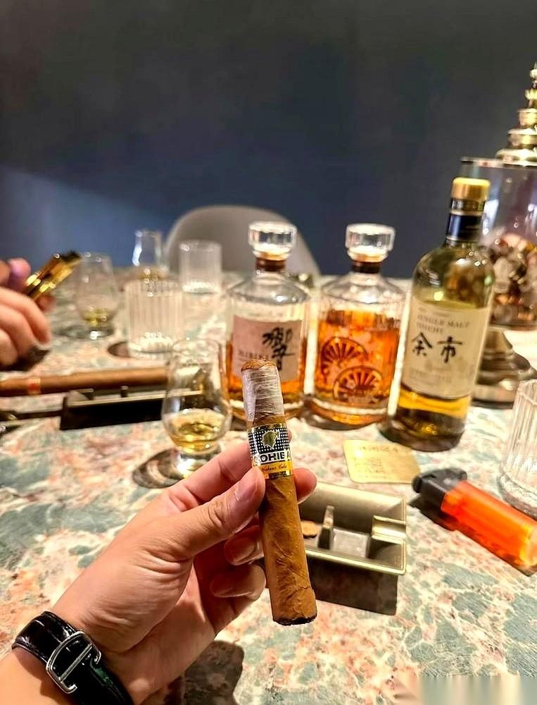 别再给那个不回你微信的人找借口了。他没瞎，手机也没丢，他就是单纯地不想搭理你。