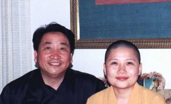 2000年，姜昆在国外偶遇已经出家的李娜，出于好奇，姜昆问她：“你到底为什么出家