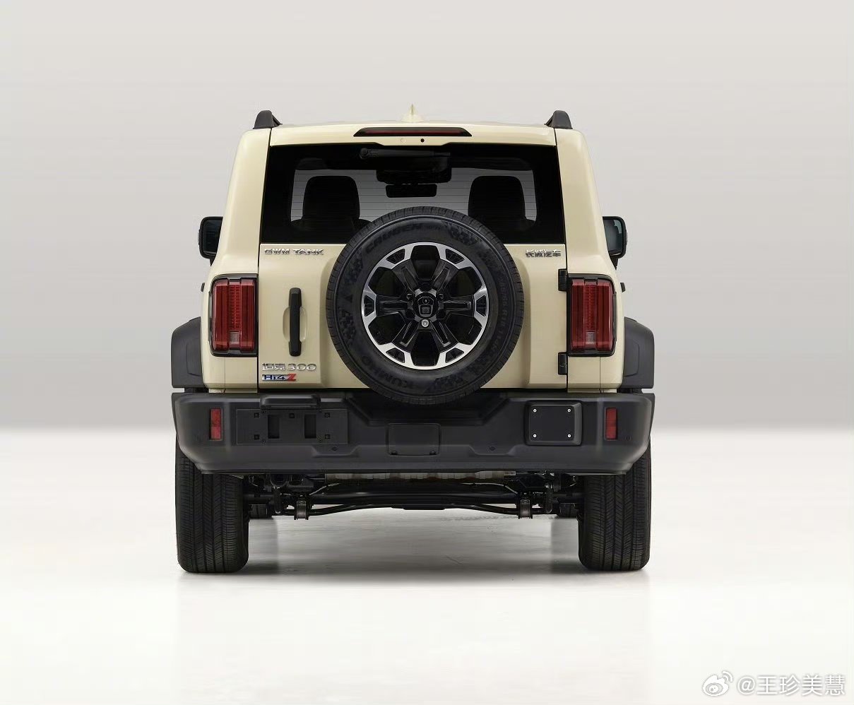 新款坦克300尺寸进一步加大，特别是轴距老款三围4750x1930x1903mm