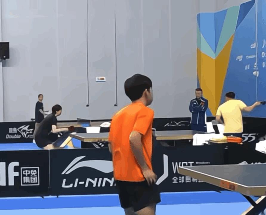 任浩的速度好快啊，年轻教练就是不同！海口亚洲杯训练馆，任浩给王曼昱喂多球训练，看