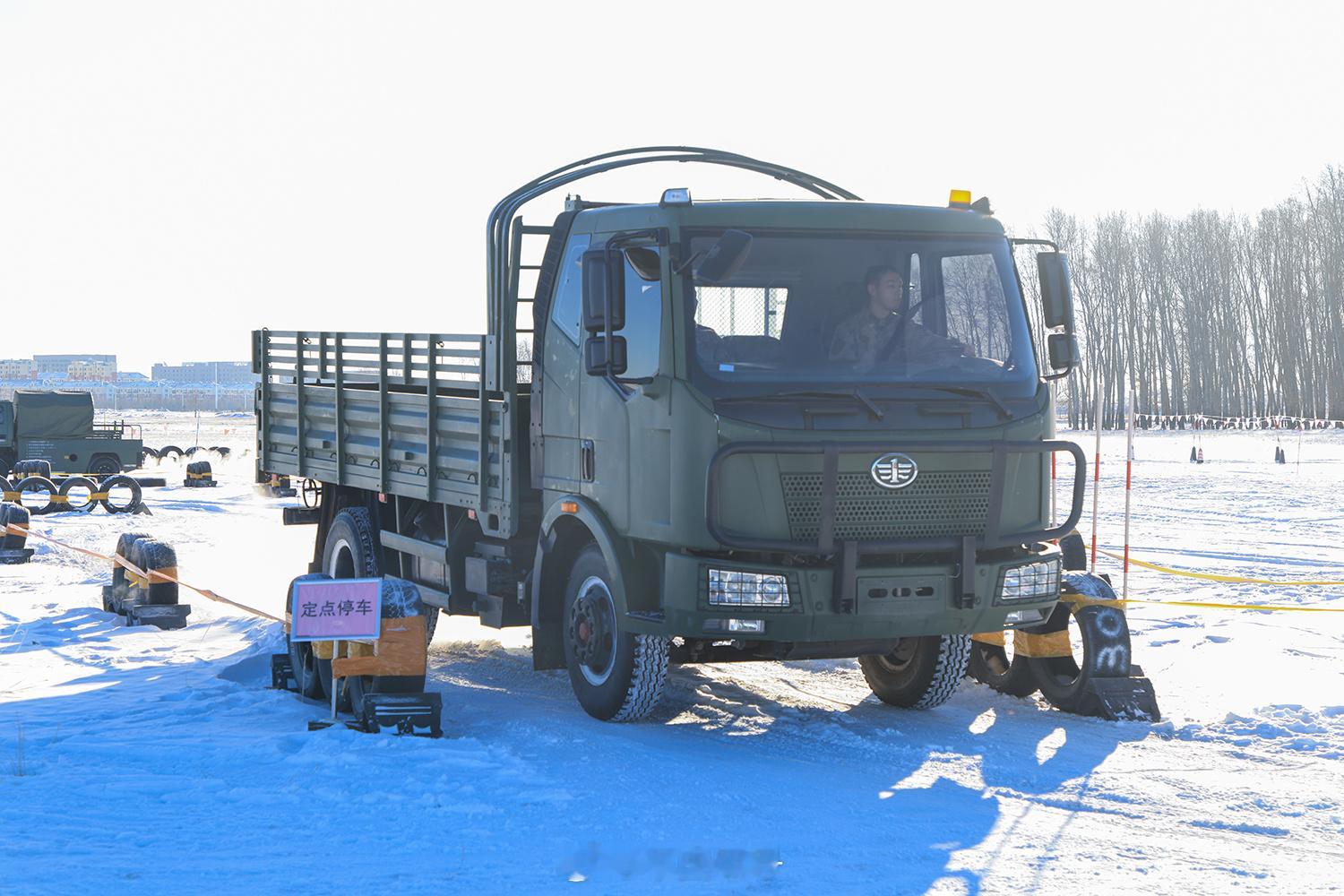【军车驾驶员的实力究竟有多强】近日，北部战区空军某场站组织驾驶员开展冬季冰雪路面