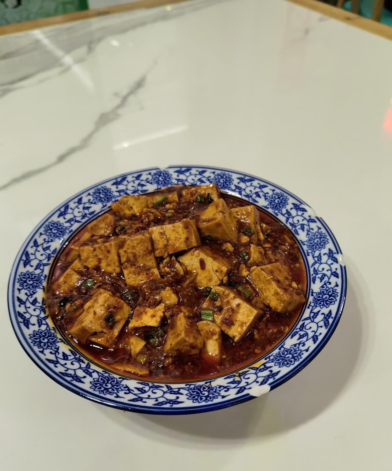真是奇葩饭店，刚才去吃饭的的时候，我们总共点了三菜一汤，半个多小时才上一个菜，菜