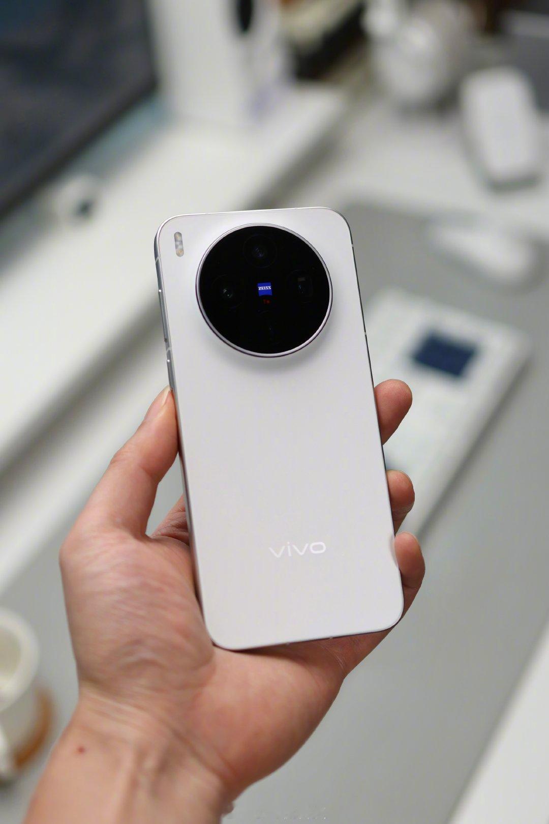 爆料说vivoX500系列依旧沿用圆形Deco镜头模组。我个人一直很吃vivo这套圆形模组的审美，与