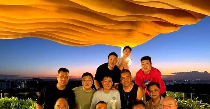 德云社在坦桑尼亚的演出圆满成功，离开前，一定是要有大合影照的。凌晨郭德纲