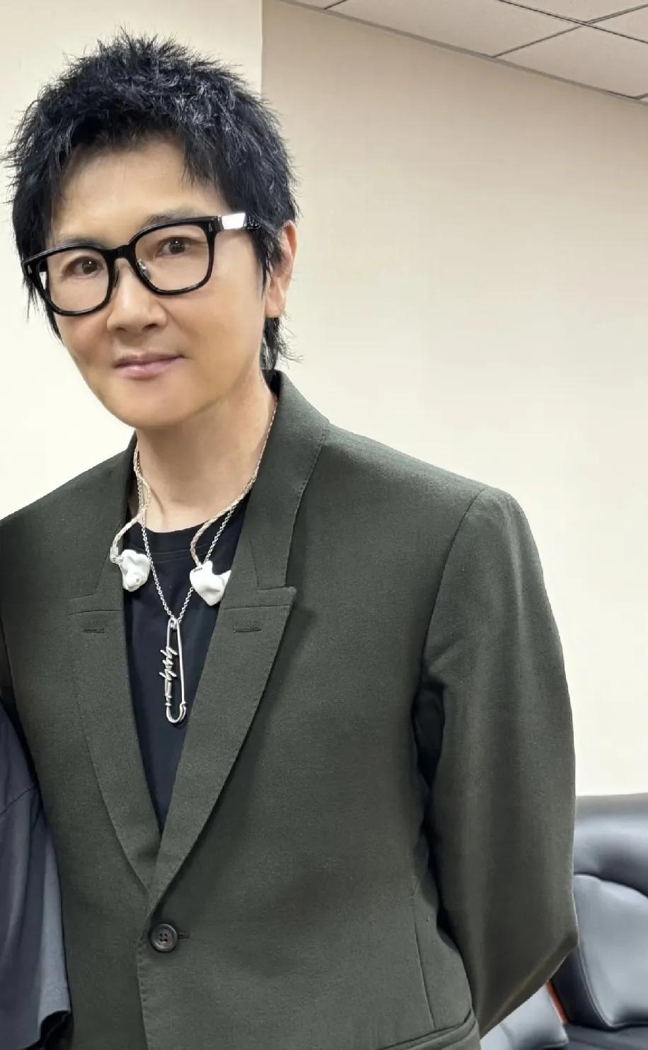 孙楠老师，瘦下来后好精神，看起来年轻帅气很多！