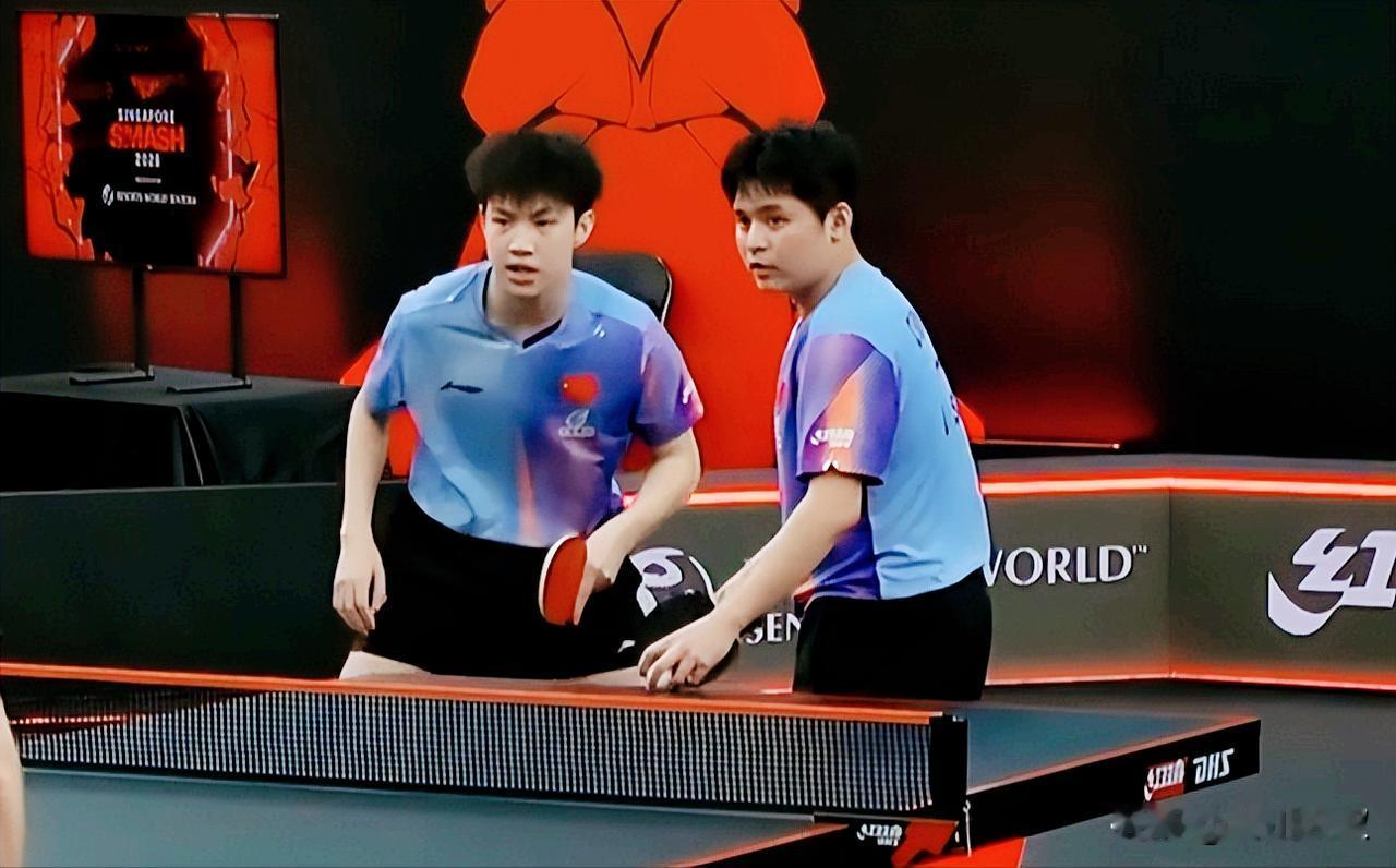 我去！黄友政一天输了2场，最后是兄弟林诗栋帮他走出低谷。黄友政男单被向鹏零封