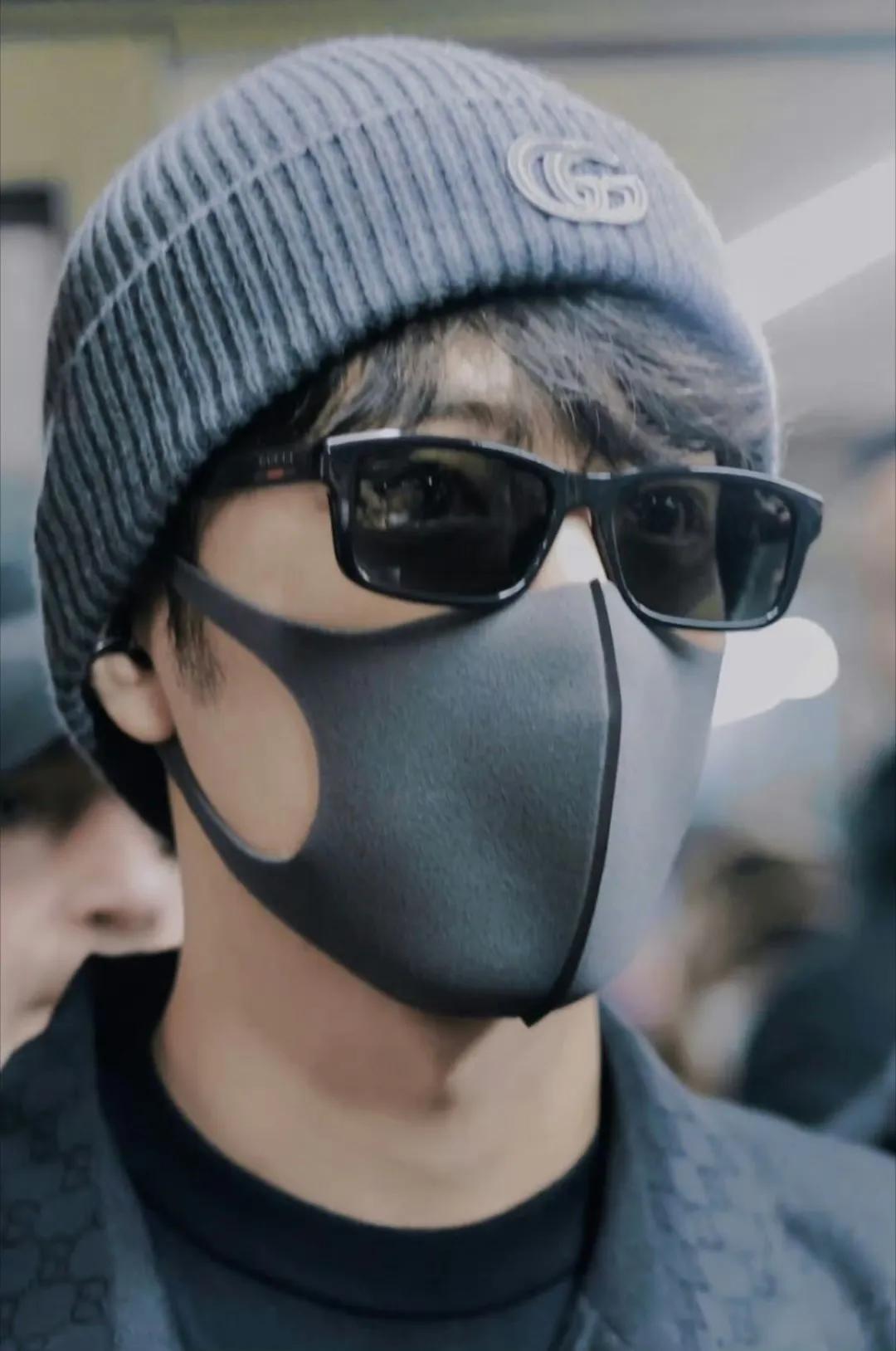 米兰机场今天炸了锅，全因一个中国身影——肖战刚出闸口，就被围得里三层外三层。不是