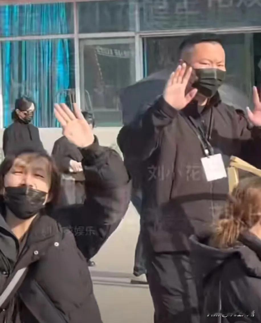 内娱狗仔无底线！罗晋父亲告别仪式围堵拍摄，流量比人情味重要？真的被内娱狗