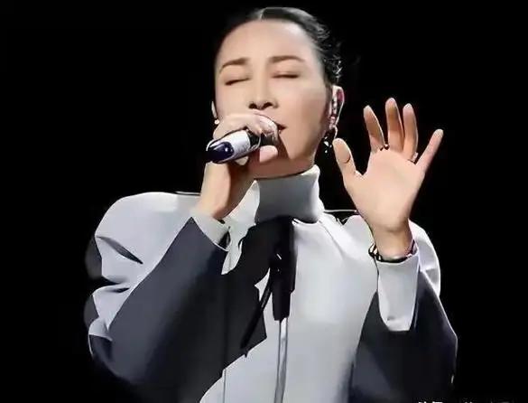 那英的人脉着实不容小觑！演唱会现场明星云集，光是介绍嘉宾就得花上好几分钟。这一晚