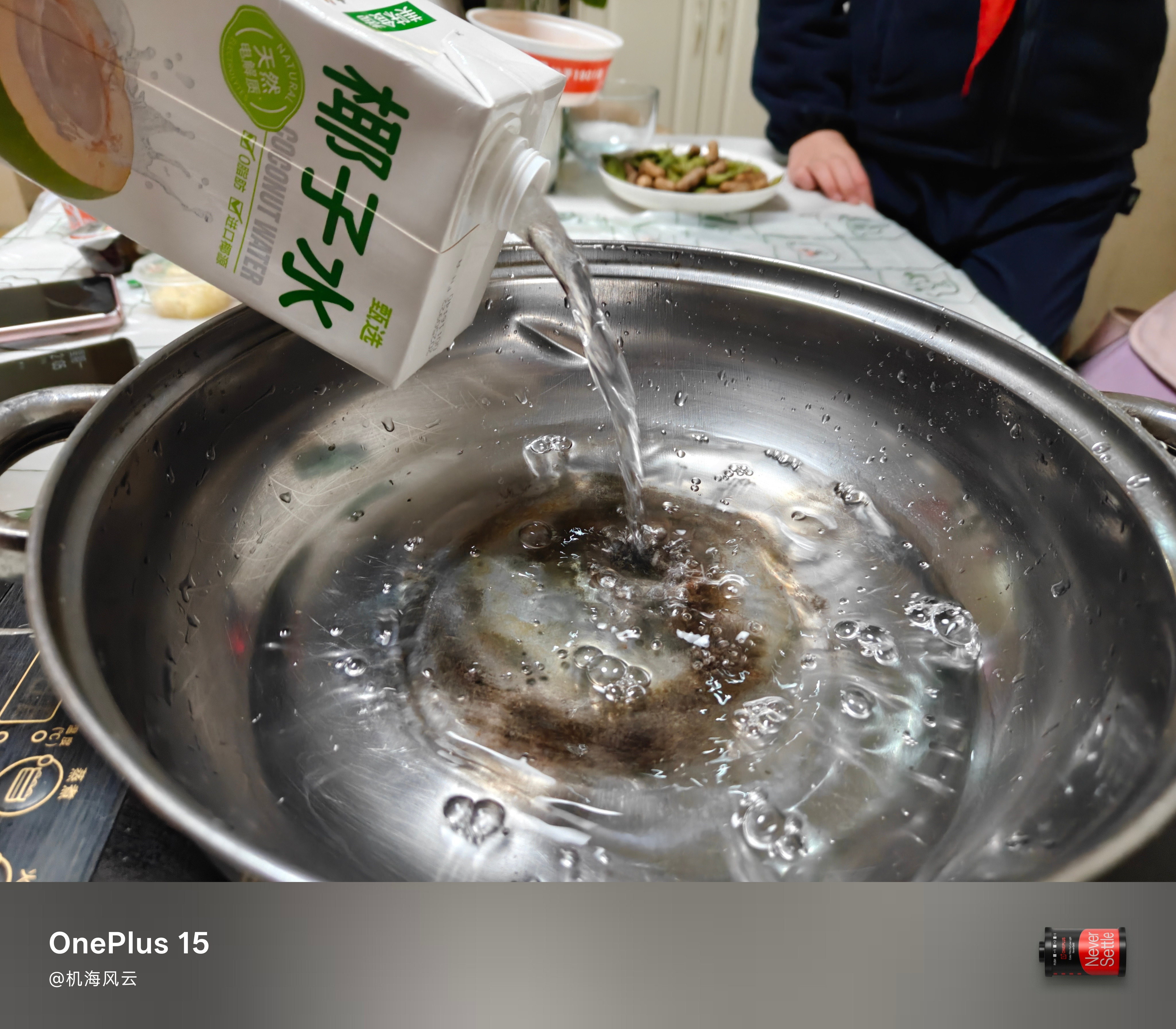 艹，椰汁水煮火锅，头回见，这有点奢侈啊。。。