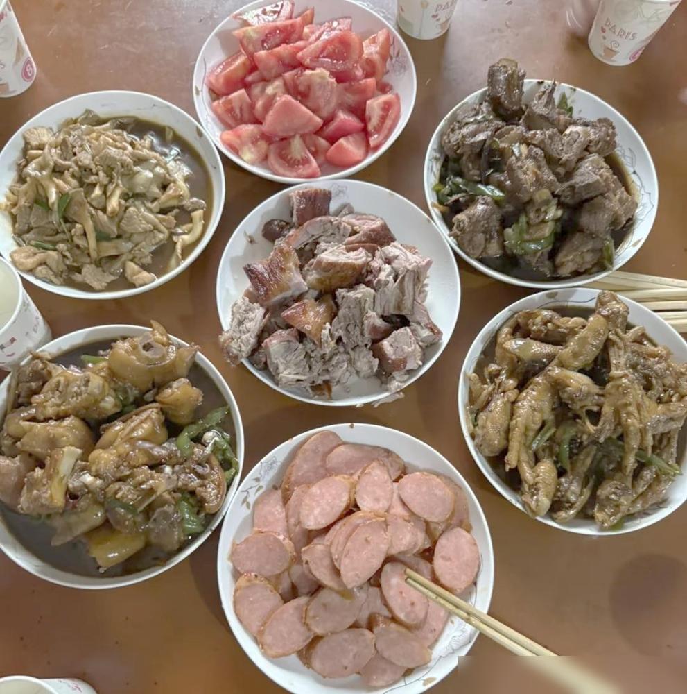家人们无语了，我朋友叫我们去他们家聚餐，朋友的妈妈做的菜，我们八个人做了七个菜，