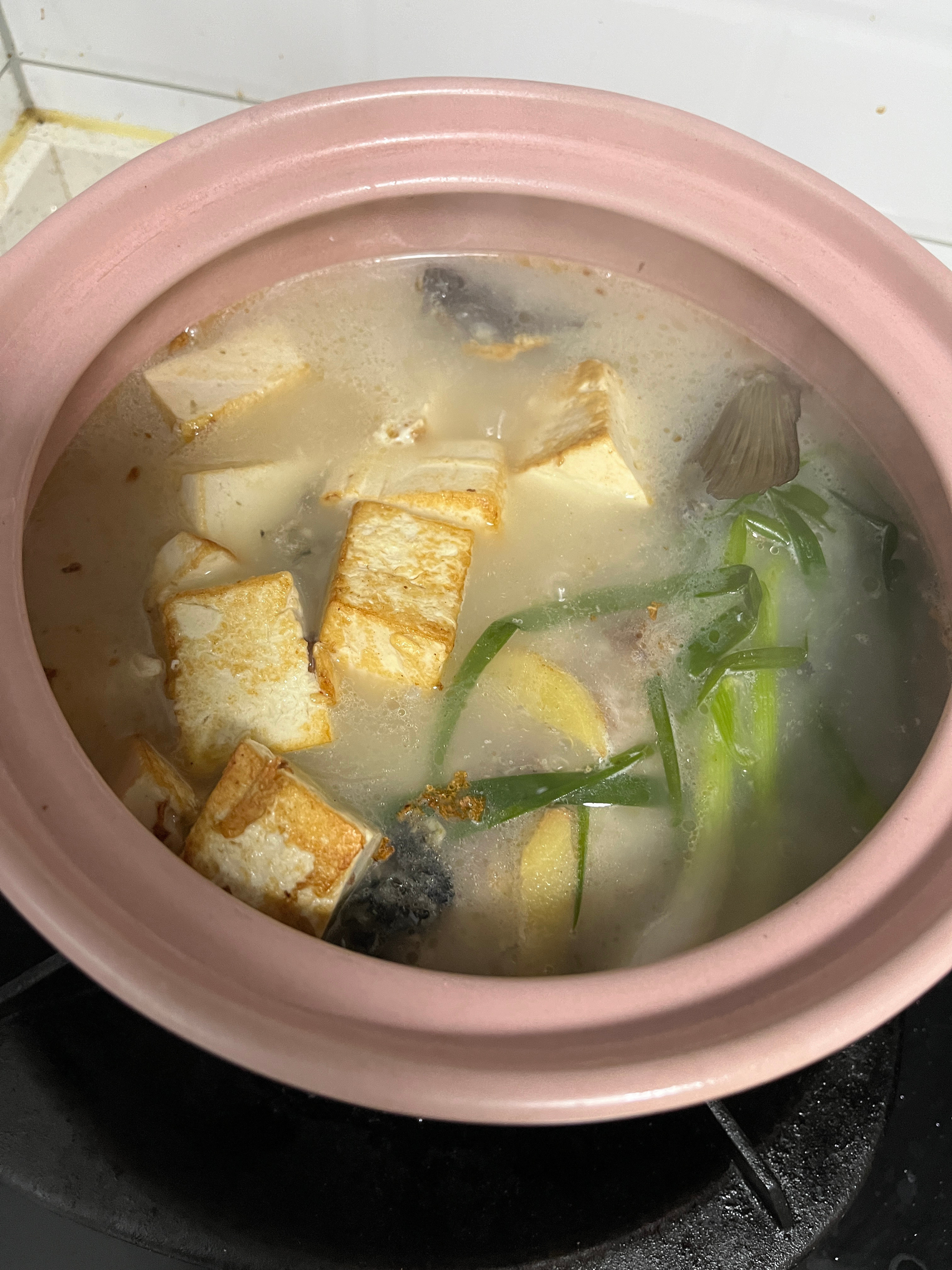 今日份上门做饭：鲫鱼豆腐汤，清炒娃娃菜，胡萝卜西葫芦炒肉。我煎鱼很少失手的，今天