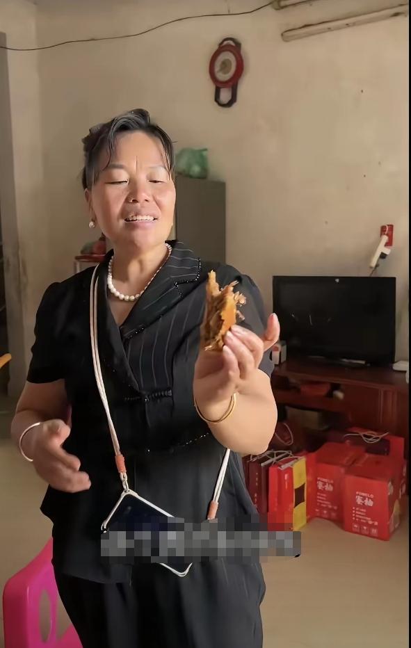 全红婵妈妈生了个奥运冠军女儿穿着打扮越来越奢华了吗？全红婵妈妈回娘家送中秋大礼，