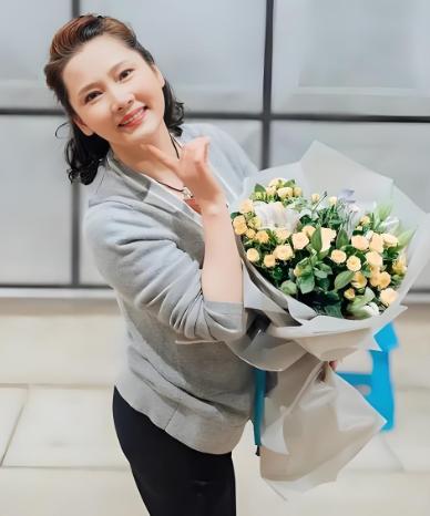 何赛飞说：“为了让我老公有一种踏实感，我的名下是没有一分钱的，我在外头工作，我就