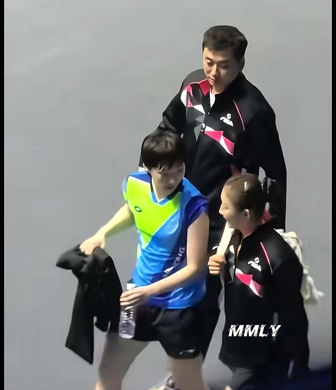 王曼昱横扫陈梦后，两人有说有笑的走一路，被网友各种夸，其实吧，这是人之常情而已，