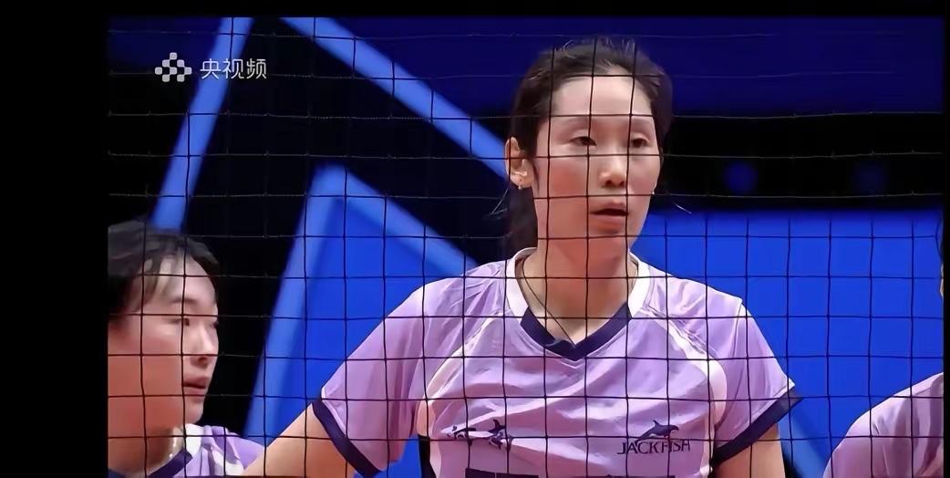 朱婷这哪是打球啊，简直是“一人扛队”的天花板！全运会女排排位赛3:2险胜北京，河