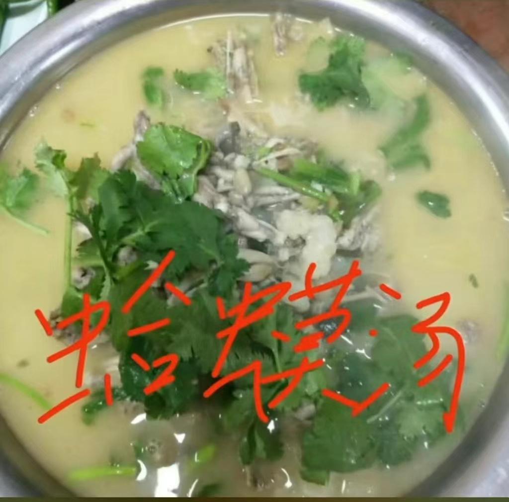 只因一碗蛤蟆汤视频，山东临沂一苍蝇馆子遭45万天价罚单。饭馆发短视频在短视频平台