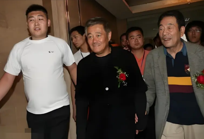赵本山也是没有想到杨少华去世后，自己反而上了热搜不是因为自己的穿着，也不